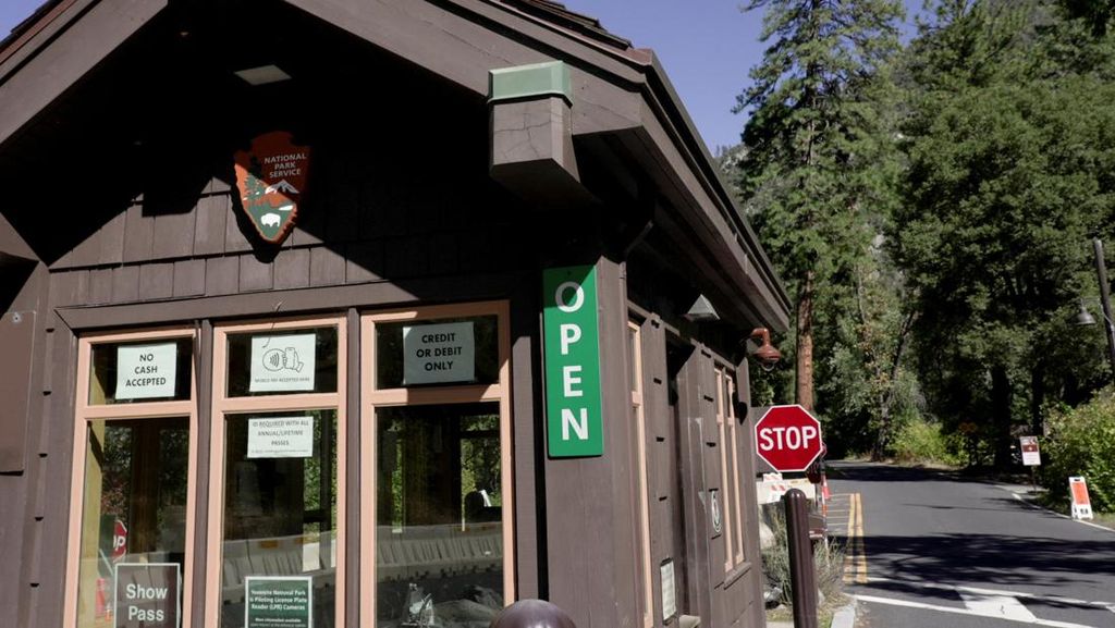 Tourists board a free bus in Yosemite National Park as the U.S. government shutdown enters its 18th day in Yosemite Valley, California, U.S., October 18, 2025. REUTERS/Joseph Campbell
